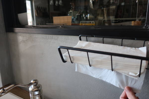 アイアン製の シンプルでおしゃれな壁面取付可能なペーパータオルオルダー