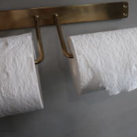 ブラスが魅力のダブルトイレットペーパーホルダー