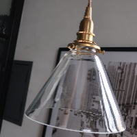 空間が明るく感じるガラス照明