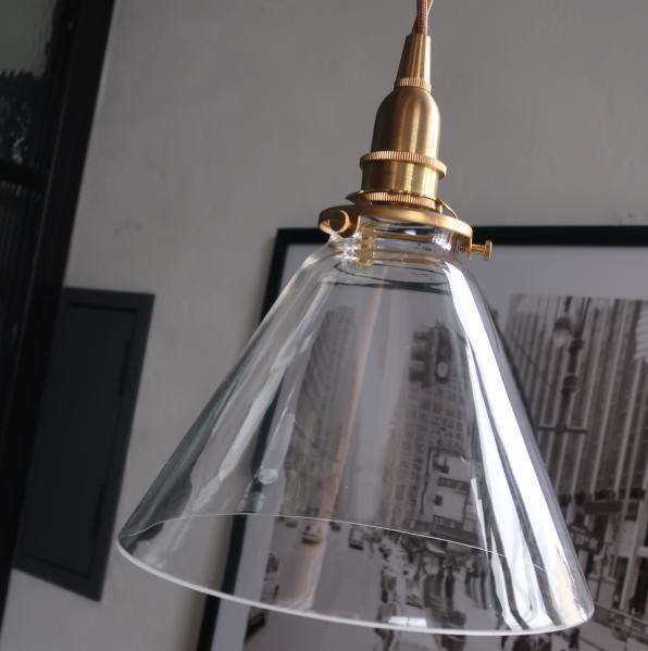 空間が明るくなるガラスの照明