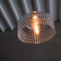 どこか昭和レトロなガラスシェード