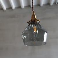 グレイガラスがオシャレな照明