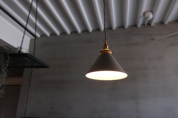 カフェで使いたいマットカラーのペンダントライト