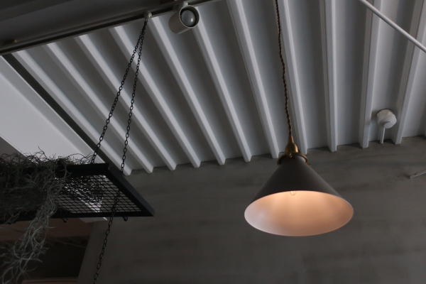 リビングで使いたい大人イメージのアイアン照明