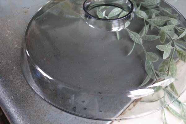 グレークリアガラスの質感とローレット加工が見えるガラスシェード