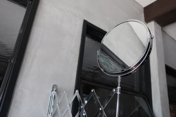 アームデザインがホテルのようなミラー