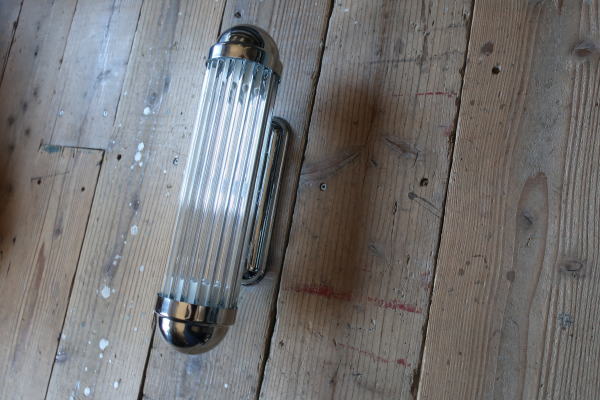 ガラス棒が電球を包むGlass stick ランプ（壁付けブラケット・点灯）