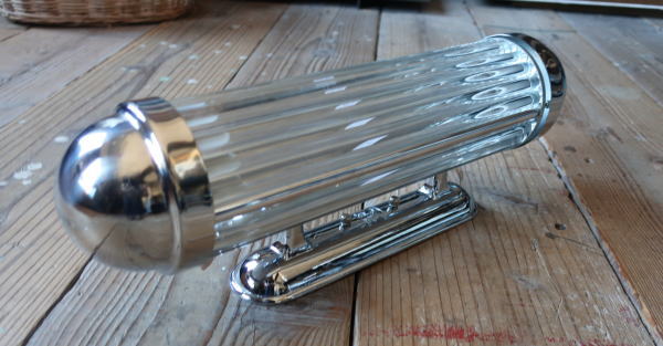 印象的なガラススティック壁付け照明