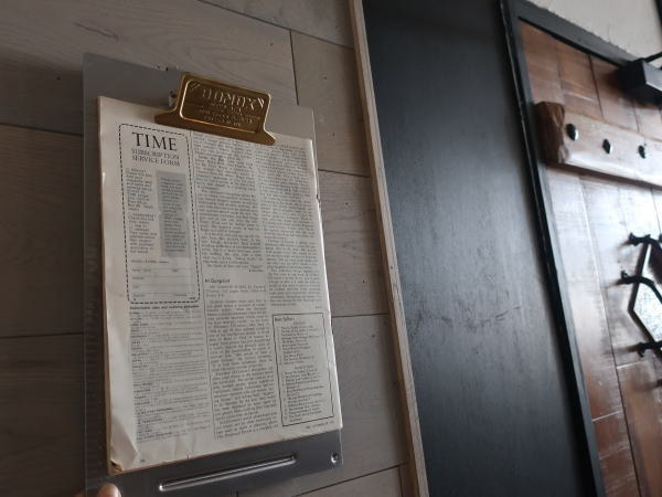 無造作に置いても絵になる高級感のあるメタルボード