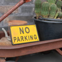 アクセントカラーがかわいい駐車禁止プレート