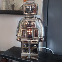 ショップや住宅に映えるスチール製ロボットライト