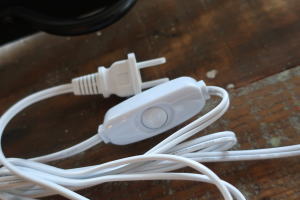 ショップや住宅に映えるスチール製ロボットライト