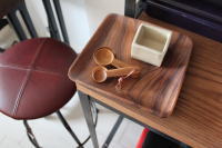 ディスプレイにおしゃれなアカシアトレイ