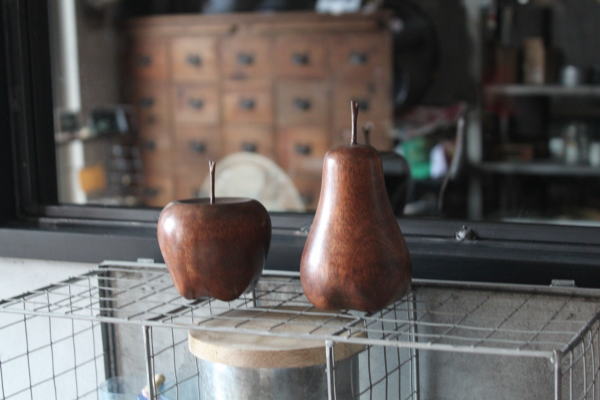 フルーツデザインの木製オブジェ