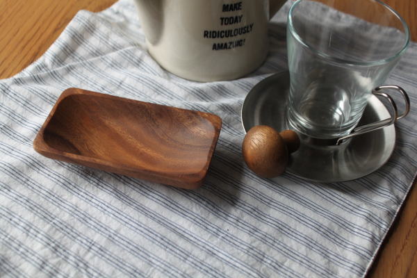 木製が温かみを感じるトレイ