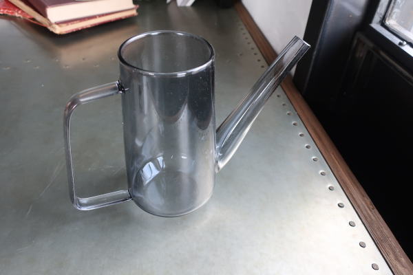 淡いグレイカラーが魅力的なガラスポット