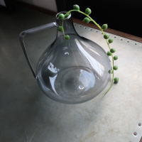 淡い色合いが魅力的なフラワーベース